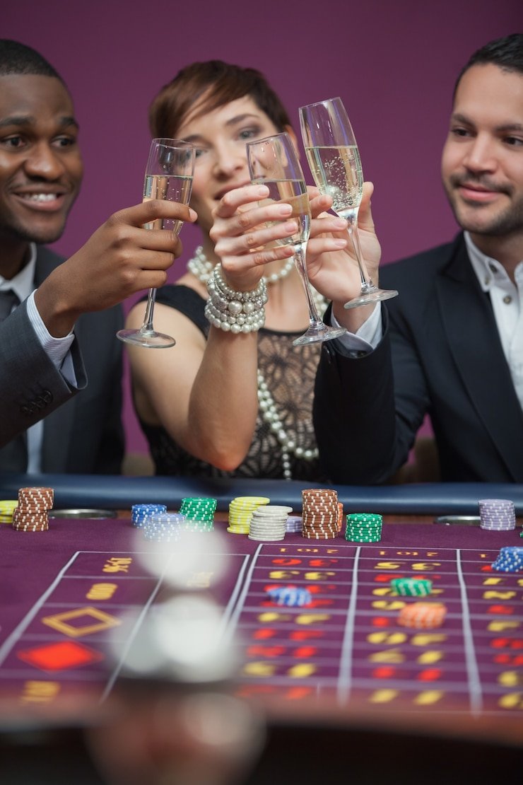Pengguna menikmati pengalaman bermain game sports dan casino secara mobile di perangkat Android